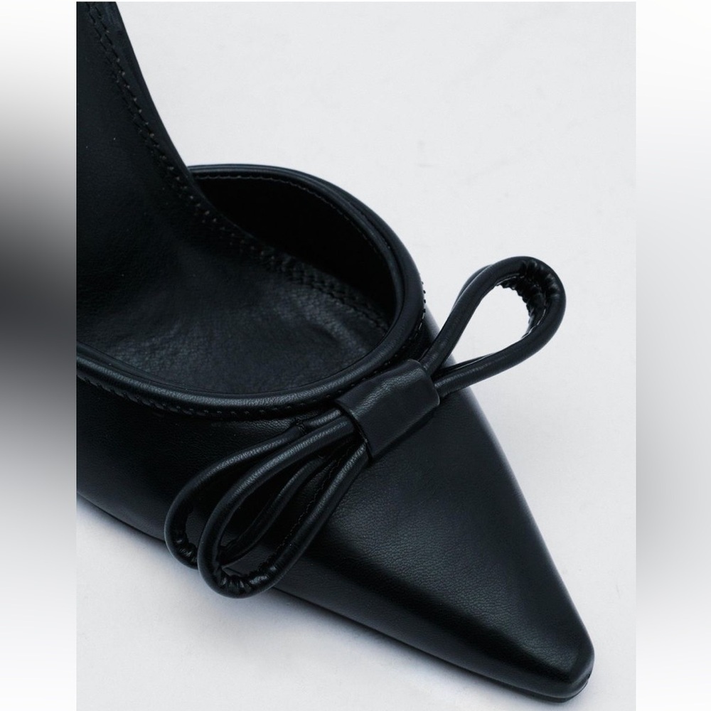 Black heels, colour black